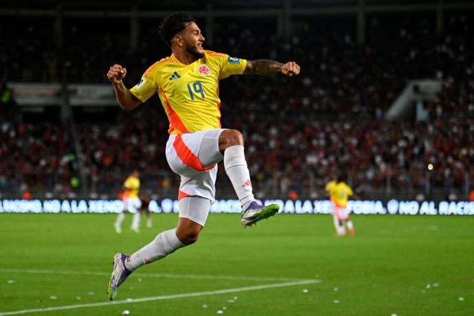 Este triunfo no solo se traduce en tres puntos más, sino que también consolidó a Colombia en el tercer puesto de la tabla de posiciones, un logro que fortalece la confianza del equipo de cara al próximo Mundial. Foto: AFP