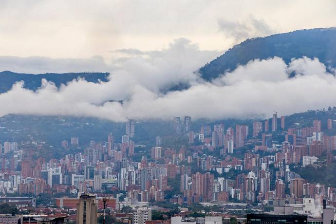 En sectores como El Poblado, Belén, Envigado y Sabaneta, los nuevos conjuntos residenciales se levantan a alturas que en algunos días alcanzan las nubes, en las que la neblina se cuela entre balcones y ventanas. Foto: Juan Antonio Sánchez