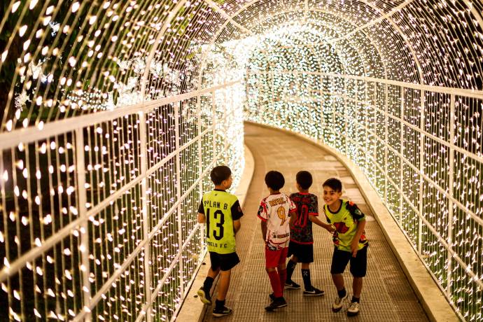 Desde el pasado 1° de octubre, parques, avenidas y espacios públicos de Caracas se llenaron de luces, figuras decorativas y espectáculos musicales que anuncian oficialmente el inicio de una de las épocas más esperadas del año. Foto: GETTY