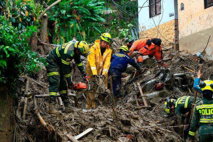 La Alcaldía de Itagüí confirmó este lunes que las precipitaciones, que se extendieron por varias horas, desataron una avenida torrencial que impacto zonas residenciales, dejando un muerto, inundaciones, deslizamientos y colapso de estructuras. Foto: Camilo Suárez
