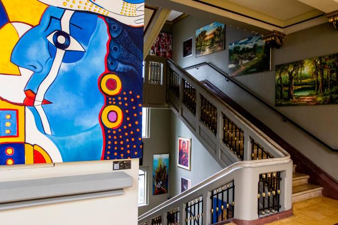 Desde hace tres años, sus tres últimos pisos fueron acondicionados para convertirse en una enorme galería de arte que ya cuenta con más de 3.000 obras, convirtiéndose en un nuevo espacio cultural de la ciudad. Foto: Julio César Herrera