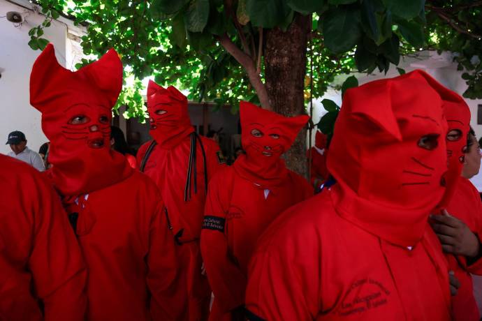 Esta tradición, que se celebra principalmente en el municipio de Texistepeque, en el departamento de Santa Ana, en El Salvador. Los “Talcigüines” inician su recorrido por la mañana, azotando a quienes se cruzan en su camino, incluyendo a figuras que representan a Jesucristo y otros personajes bíblicos. Foto: XINHUA