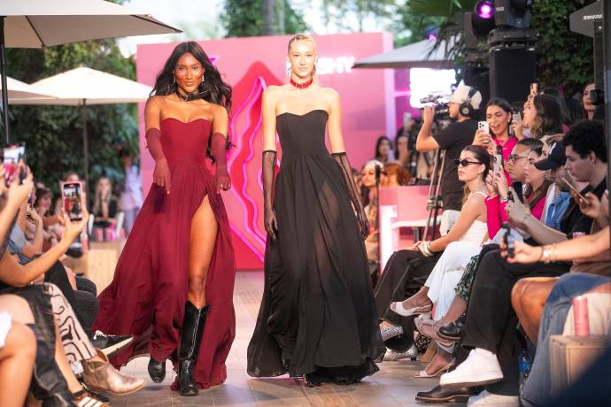 La pasarela tuvo a veinte modelos seleccionadas para representar diferentes contextos, tallas y tonos de piel. FOTO Esneyder Gutiérrez