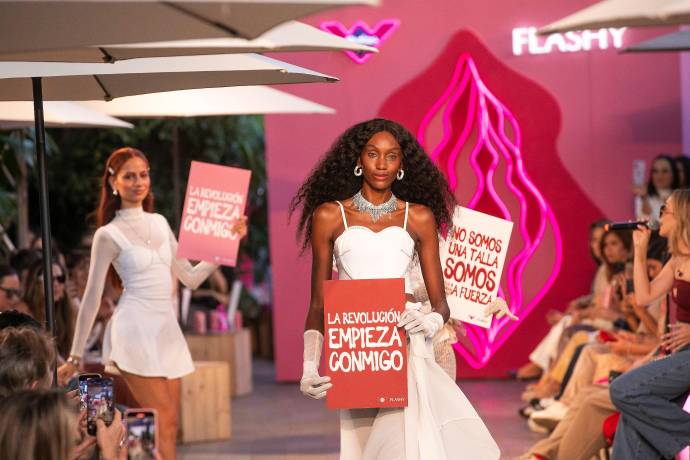 Las modelos lucieron carteles con frases de amor propio. FOTO Esneyder Gutiérrez