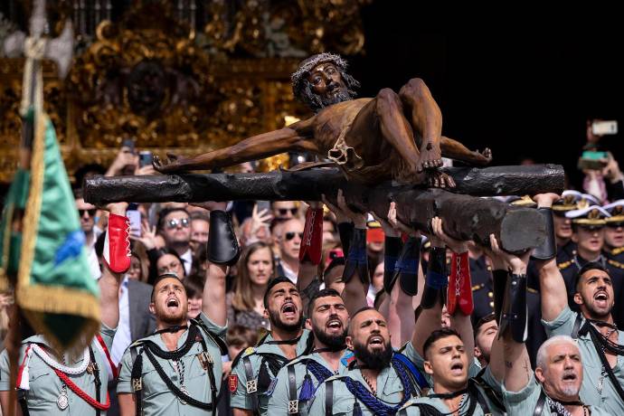 En Málaga, España, miembros de la Legión Española llevan una imagen del Cristo de la Buena Muerte a la Iglesia de Santo Domingo de Guzmán durante una procesión de Semana Santa en este jueves 17 de abril. Foto: GETTY