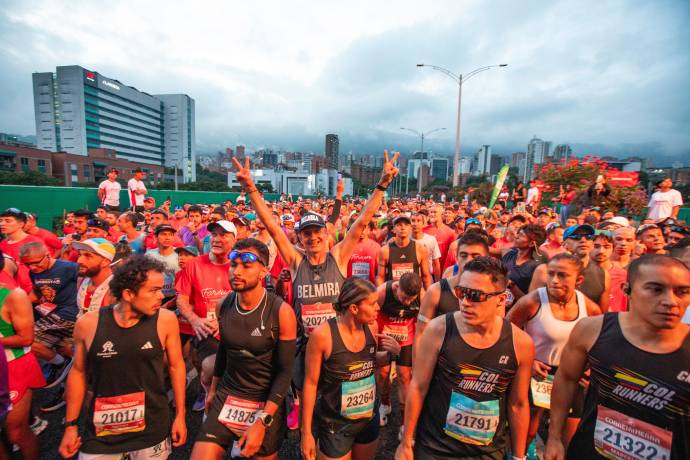 La jornada, que congregó a deportistas de distintas edades y niveles, ofreció cuatro recorridos con distancias de 21K, 15K, 10K y 5K, diseñados para que tanto los corredores élite como las familias pudieran disfrutar de la experiencia. Foto: Esneyder Gutiérrez