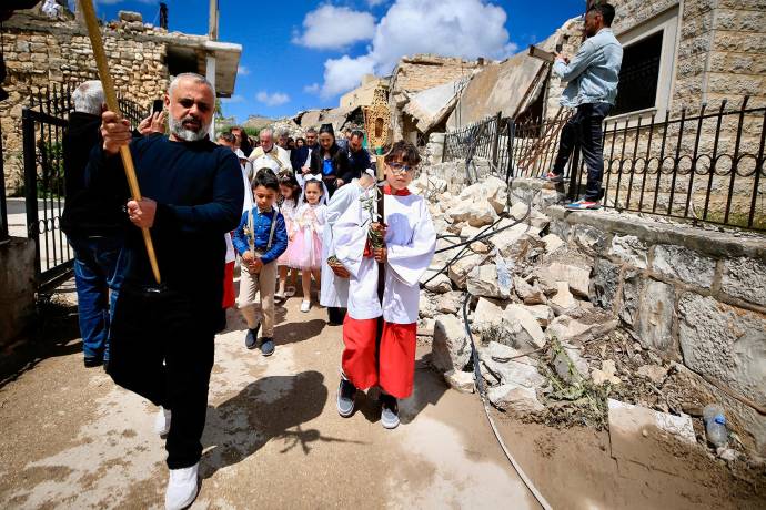 En Aalma El Chaeb, Líbano, niños y sus familias, rodeados por los escombros de las casas destruidas por los ataques aéreos israelíes, participan en las diferentes actividades de celebración de la Semana Santa. Foto: XINHUA