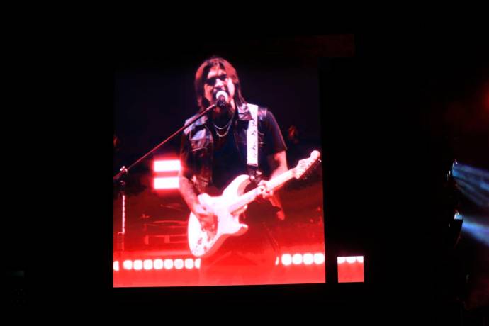 Juanes está celebrando este sábado 9 de agosto su cumpleaños 53 cantando en vivo, en su casa, en la Feria de las Flores. FOTO Esneyder Gutiérrez