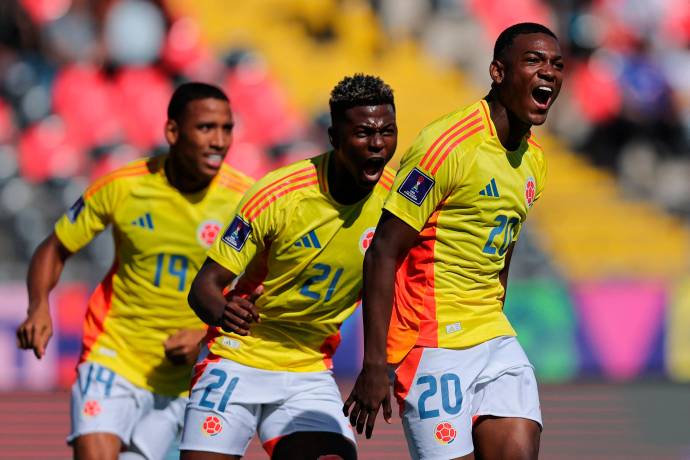 Colombia volvió a sonreír en el Mundial Sub-20. En un partido lleno de intensidad y buen fútbol, la selección dirigida por César Torres venció 3-1 a Sudáfrica y aseguró su paso a los cuartos de final del certamen que se disputa en Chile. Foto: AFP