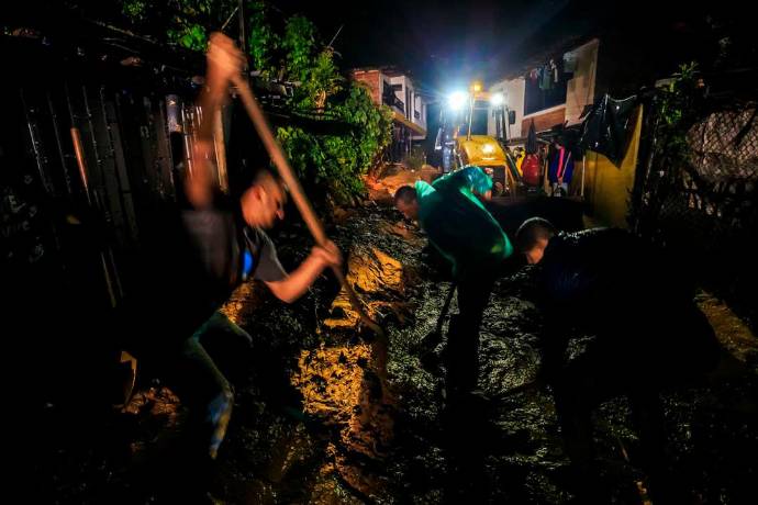 La tragedia golpeó con fuerza al municipio de Sabaneta tras las intensas lluvias registradas ayer jueves, un grave deslizamiento de tierra sepultó varias viviendas, dejando hasta el momento un saldo de cinco personas muertas y tres más desaparecidas. Foto: Camilo Suárez Echeverry