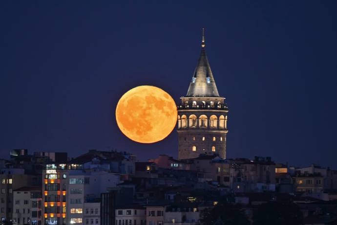 Torre de Gálata, en Estambul, Turquía. La luna llena de agosto recibe tradicionalmente el nombre de “luna del esturión” debido a una antigua tradición de las comunidades indígenas y pescadores en Norteamérica, quienes encontraban en esta época del año la mayor abundancia de este pez en los lagos y ríos. Foto: GETTY