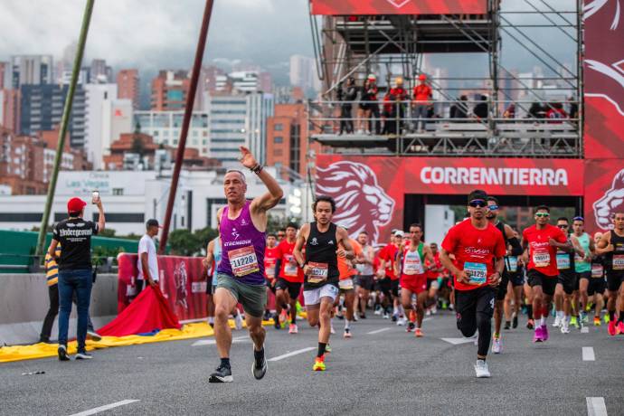 Desde muy temprano, las calles de Medellín se llenaron de entusiasmo, color y espíritu deportivo. Corre Mi Tierra no solo fue una competencia de resistencia física, sino también un espacio de integración, alegría y celebración de la vida saludable. Foto: Esneyder Gutiérrez