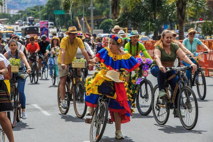 Este colorido ciclopaseo se ha consolidado como un evento emblemático que fusiona la creatividad paisa, el entusiasmo comunitario y un profundo compromiso con la movilidad sostenible. Foto: Camilo Suárez Echeverry