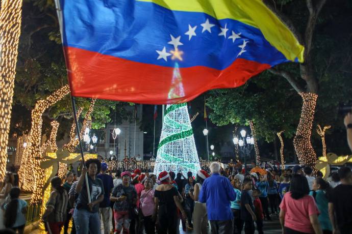 En plena crisis, Venezuela celebra la Navidad desde octubre. Por segundo año consecutivo, el país ha decidido adelantar las festividades navideñas, con el propósito de incentivar el consumo, fortalecer la unión cultural y brindar un respiro de esperanza a la población en medio de la difícil situación que atraviesa. Foto: GETTY