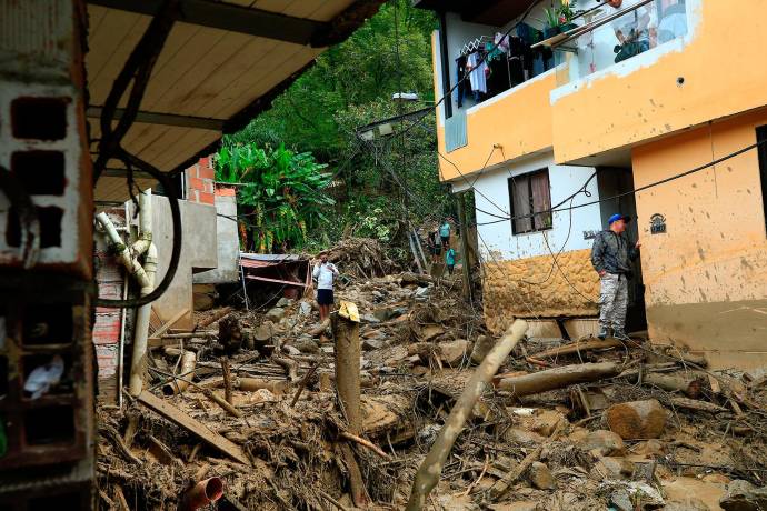 Según relatos de los vecinos, el hombre, en un acto de valentía y amor, logró poner a sus seres queridos a salvo del desbordamiento de la quebrada Los Olivares, pero fue arrastrado por la fuerza de la corriente y falleció. Foto: Camilo Suárez