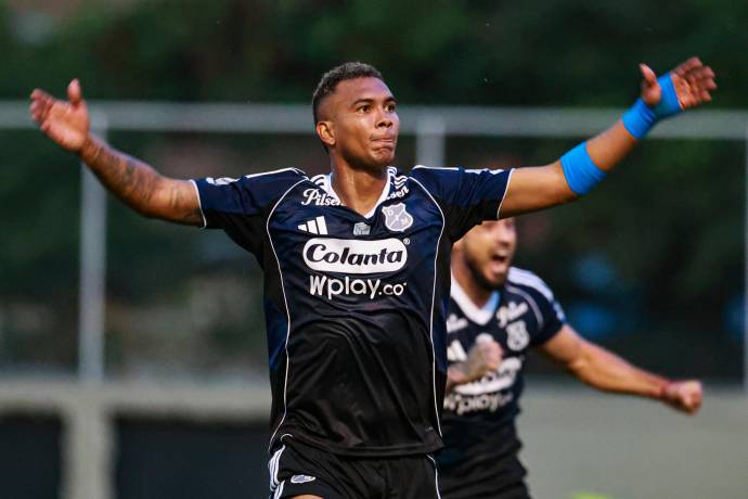 El único tanto del compromiso llegó gracias a Diego Moreno, quien con “doble cabezazo en el área” definió con precisión y darle la ventaja al equipo de Alejandro Restrepo. Foto: Manuel Saldarriaga Quintero.