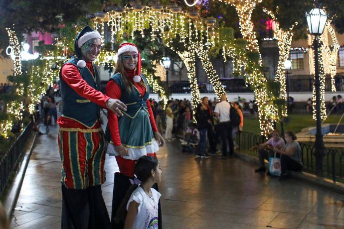 El anuncio del adelanto navideño, promovido por el Gobierno Nacional, busca no solo dar un aire de optimismo a la ciudadanía, sino también dinamizar el comercio y fomentar la participación comunitaria. Foto: GETTY