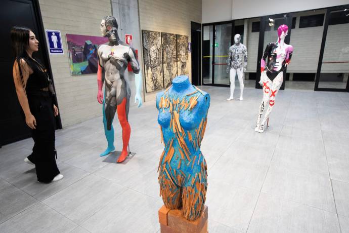 Los Maniquíes intervenidos son parte de la novedad de la exposición abierta al público. Foto: Esneyder Gutiérrez 