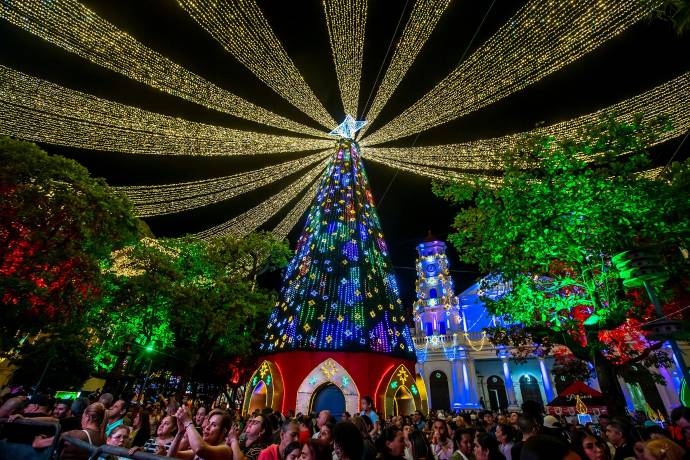 El municipio de Envigado dio inicio oficial a la temporada navideña con el encendido de su tradicional alumbrado. Este año, la propuesta lleva por nombre “Destellos de Navidad”. Foto: Juan Antonio Sánchez