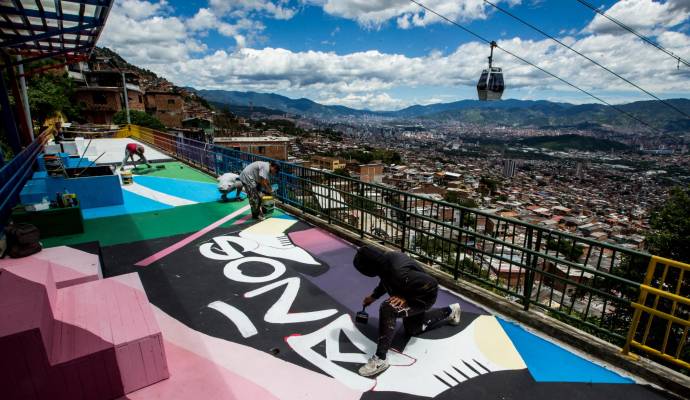 El puente está bien ubicado une varios barrios de este comuna de Medellín y también es un mirador para los turistas y habitantes del sector. Foto: Julio César Herrera. 