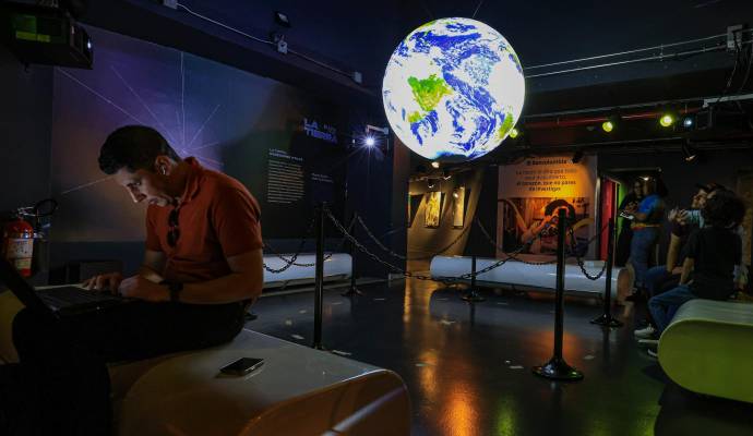 En la sala de exhibición la esfera, que es tanto la Tierra como la Luna, no para de girar. Es apenas un acercamiento para conocer más de nuestro hogar. Foto: MANUEL SALDARRIAGA QUINTERO.