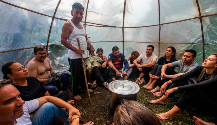 En la última estación, los espera John Jairo Tascón, encargado del ritual de cierre, que consiste en la armonización de distintas plantas aromáticas alrededor de una bella laguna en la que las palabras no hicieron falta porque el silencio y el vapor nos abrazó sin pedirnos nada a cambio. Foto: Esneyder Gutiérrez 