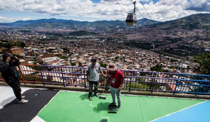El puente Bicentenario cuenta la historia que comenzó hace un siglo, este puente une el barrios Santo Domingo con Granizal. Hace más de una semana un colectivo de Graffitiart le dio un nuevo significado con 80 galones de pintura y en 9 días le lo convirtieron en otro. Fotos Julio César Herrera. 
