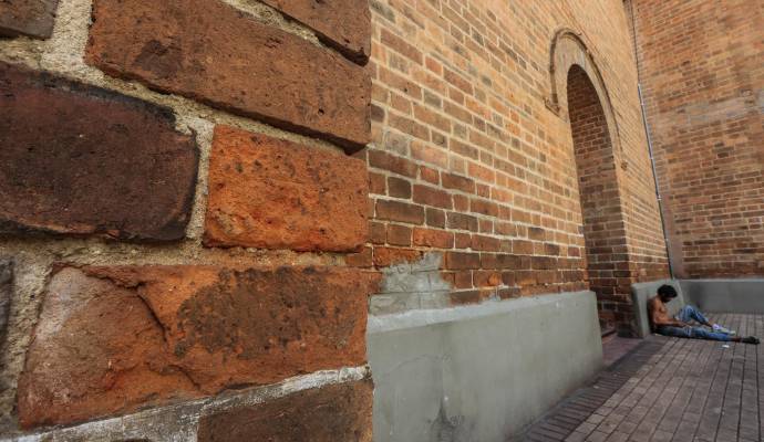 El presbítero Leonardo Martínez, párroco de la iglesia, trata de mantener la vida religiosa del imponente templo. Sin embargo, admite que lleva “el viacrucis por dentro” al ver cada día cómo la iglesia más grande del mundo en barro cocido es víctima no solo de los adictos y pordioseros sino de la dejadez en la que está sumido el Centro. fOTO: Manuel Saldarriaga Quintero.