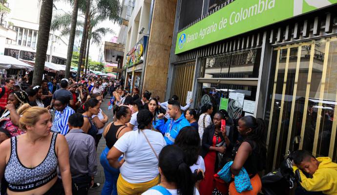 Según cuentan varios de los ciudadanos que estaban esperando a ser atendidos, las largas filas comienzan desde la madrugada. FOTO: Manuel Saldarriaga Quintero.