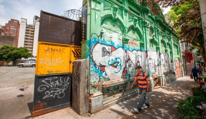  De la casa del escritor Tomás Carrasquilla, en la calle Bolivia, no queda nada: en el lote donde alguna vez existió, hoy hay un motel. Foto: Esneyder Gutiérrez Cardona 