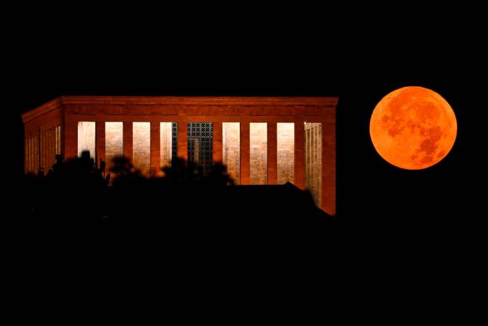 La luna llena se alza sobre Anitkabir, el mausoleo del fundador de la República de Turquía. Foto: GETTY