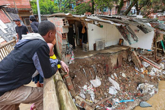 Según el reporte preliminar de las autoridades, la emergencia ha dejado un saldo de 127 personas afectadas, siete viviendas colapsadas y 46 más con daños considerables. Además, un puente peatonal de madera, vital para la conexión entre dos barrios, fue destruido por la fuerza de la corriente. Afortunadamente, hasta el momento no se reportan pérdidas humanas. Foto: Manuel Saldarriaga Quintero.