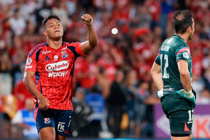 El primer gol llegó al minuto 27, cuando Léider Berrío, con un potente remate de derecha desde fuera del área, venció al arquero James Aguirre. Foto: Manuel Saldarriaga Quintero