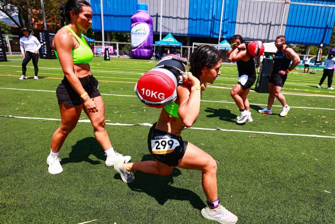 El evento, realizado en la Unidad Deportiva de Belén, reunió a más de 930 atletas provenientes de distintas regiones de Colombia, quienes se enfrentaron a un exigente circuito que mezcla ejercicios funcionales con tramos de carrera, en un formato híbrido que está revolucionando el entrenamiento a nivel global. Foto: Manuel Saldarriaga Quintero.