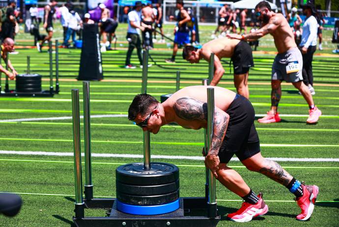 Medellín volvió a ser epicentro del deporte y la innovación al albergar la primera edición de la Revolution Hybrid Run, una competencia que llegó al país para poner a prueba los límites físicos y mentales de los participantes. Foto: Manuel Saldarriaga Quintero.