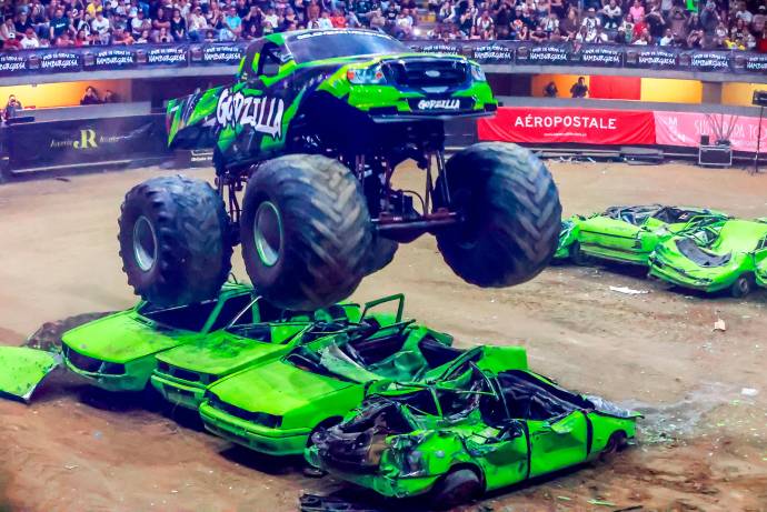 Medellín vivió al límite de la emoción y la potencia. En el Centro de Espectáculos La Macarena, usualmente escenario de eventos culturales y musicales, fue tomado por el estruendo de los motores y la espectacularidad de la destrucción controlada de los Monster Trucks. Foto: Manuel Saldarriaga Quintero