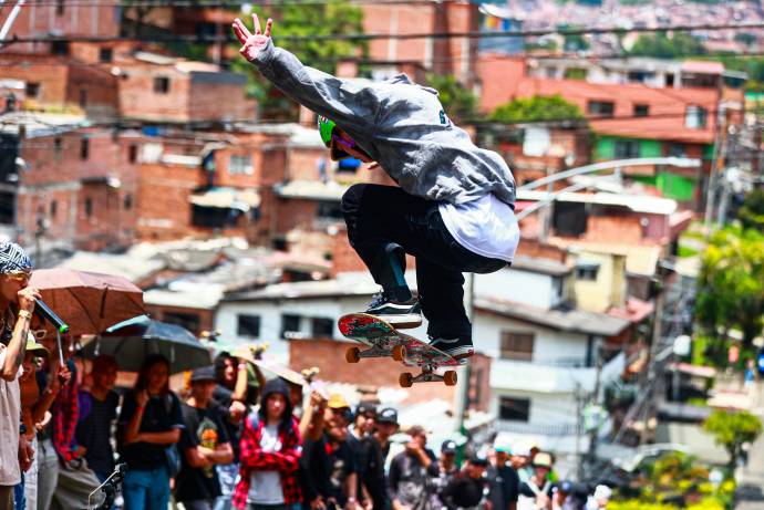 El barrio Aranjuez en Medellín se convirtió este fin de semana en el epicentro de la adrenalina pura. Más de 100 skaters, provenientes de diversas ciudades del país, se dieron cita para la nueva edición de un evento que ya es tradición en la zona. Foto: Manuel Saldarriaga Quintero.