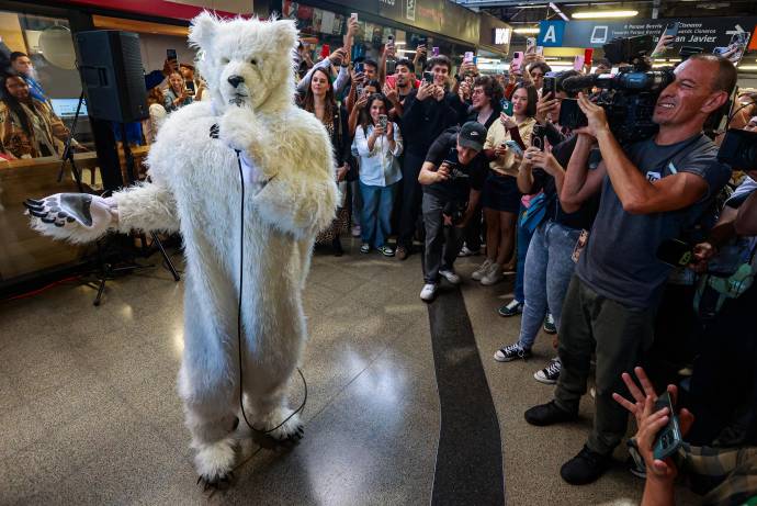 Los usuarios del Metro de Medellín vivieron una jornada inolvidable este lunes, cuando un peculiar pasajero disfrazado de oso polar sorprendió a todos con su inesperada presentación musical. Fotos: Manuel Saldarriaga Quintero.