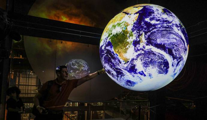 El globo, hecho en un material de fibra de vidrio, permite proyectar en tiempo real imágenes de la Tierra tomadas con satélites. Foto: MANUEL SALDARRIAGA QUINTERO.
