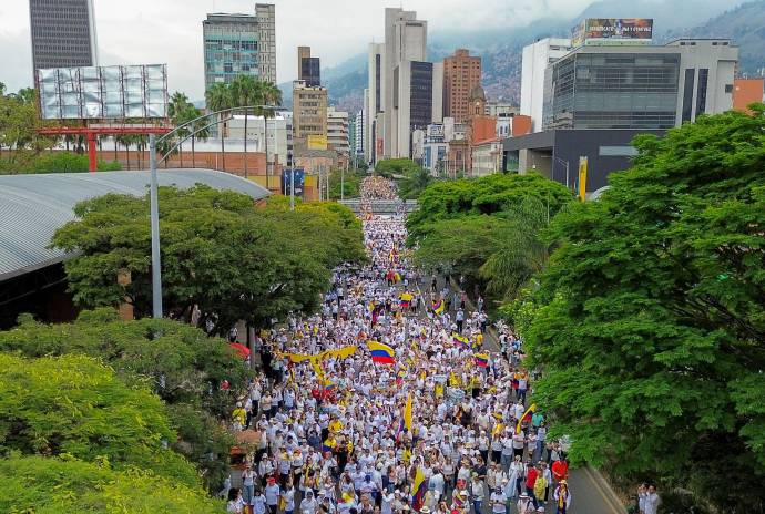 En una jornada marcada por un fuerte sentimiento de respaldo político, el centro de Medellín fue escenario de una masiva marcha de apoyo al expresidente Álvaro Uribe Vélez. Foto: Camilo Suárez Echeverry