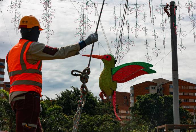 Los funcionarios de Empresas Públicas de Medellín (EPM) trabajan a toda marcha sobre el río Medellín y en diferentes puntos estratégicos, donde ya se empiezan a observar las primeras figuras y estructuras que darán vida al espectáculo de luces más emblemático del país. Foto: Manuel Saldarriaga Quintero.