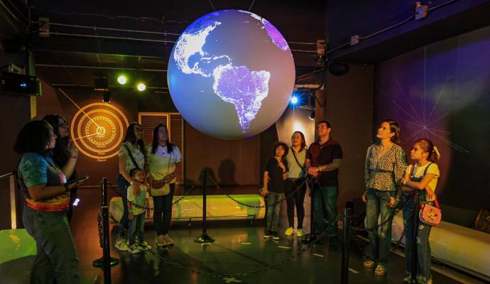 La réplica de la Tierra que tiene el Planetario de Medellín cabe en un salón y tiene un diámetro de 1.50 metros. Foto: MANUEL SALDARRIAGA QUINTERO.