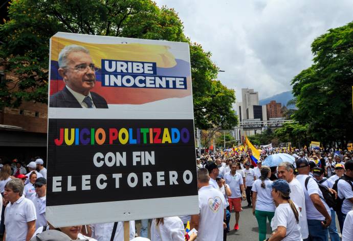 El ambiente de la movilización fue festivo y ordenado. Los asistentes, muchos de ellos vestidos de blanco, portaban banderas de Colombia, pitos y pancartas con mensajes de apoyo al expresidente. Foto: Camilo Suárez Echeverry