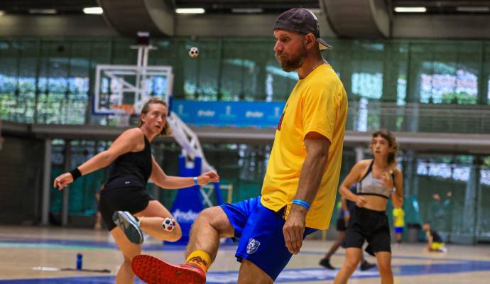 Pavel Hejra, Republica Checa. Esta práctica es una combinación entre fútbol, tenis y voleibol. Foto: Manuel Saldarriaga Quintero.