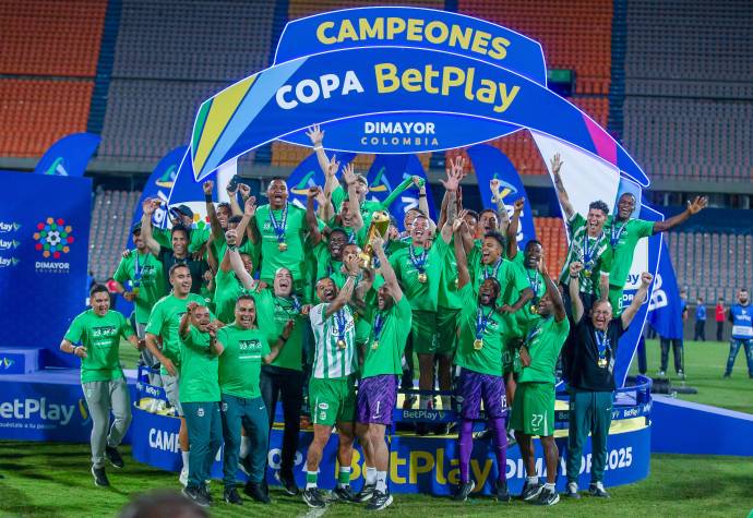 El triunfo no solo le permitió alzar el trofeo por octava vez, sino que además tuvo un valor simbólico especial: fue la primera consagración del conjunto verdolaga frente a su eterno rival en una definición directa. Foto Camilo Suárez