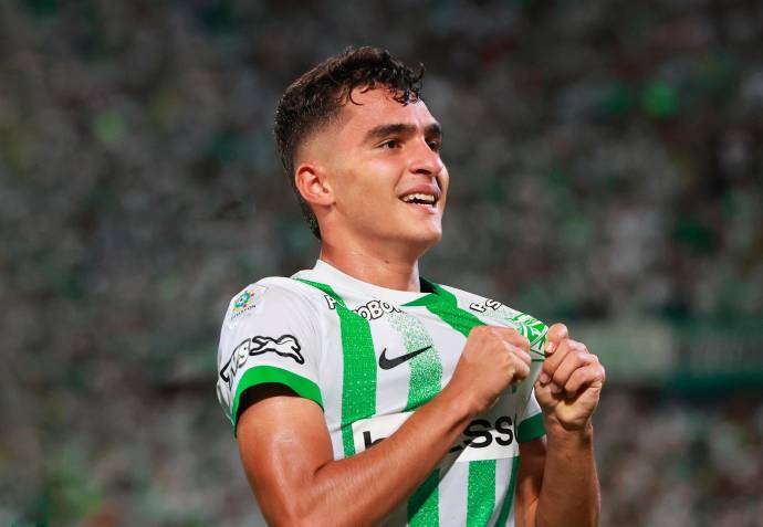 El tercer gol llegó con una joya digna de destacar: el juvenil Juan Rengifo sorprendió a todos con un gol olímpico, demostrando que el talento joven también tiene protagonismo en el equipo verdolaga. Foto: Manuel Saldarriaga Quintero