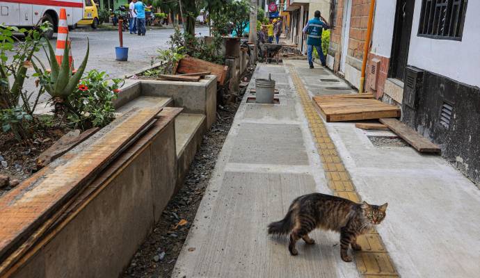 Villalía y Pilsen están prácticamente uno al frente del otro, y sus opiniones sobre el avance de la obra son igual de opuestas. FOTO: Manuel Saldarriaga Quintero.