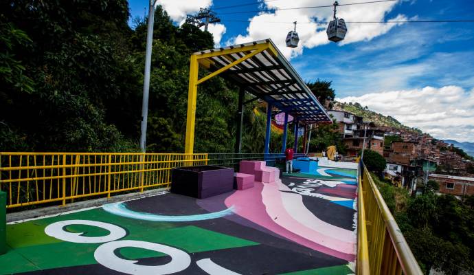 Desde el puente también se ven las casas de “arquitectura criolla”, es decir, las viviendas de uno o dos pisos de ladrillos sin revocar y techos de zinc, de puertas metálicas y escaleras empinadas. Fotos Julio César Herrera.