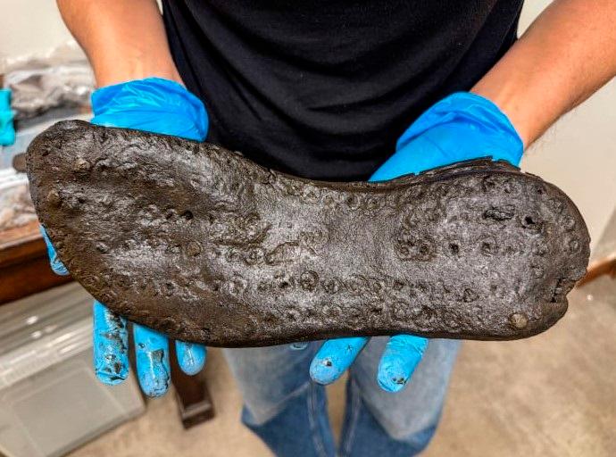 El zapato de 32,6 centímetros, equivalente a una talla 49, descubierto en el Muro de Adriano. FOTO Europa Press