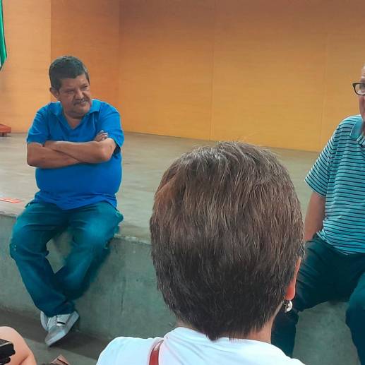 Fernando Avendaño, director del festival (izq.), y Pablo Díaz, en un conversatorio con los asistentes a la proyección de ‘La noche de los lápices’. FOTO EL COLOMBIANO